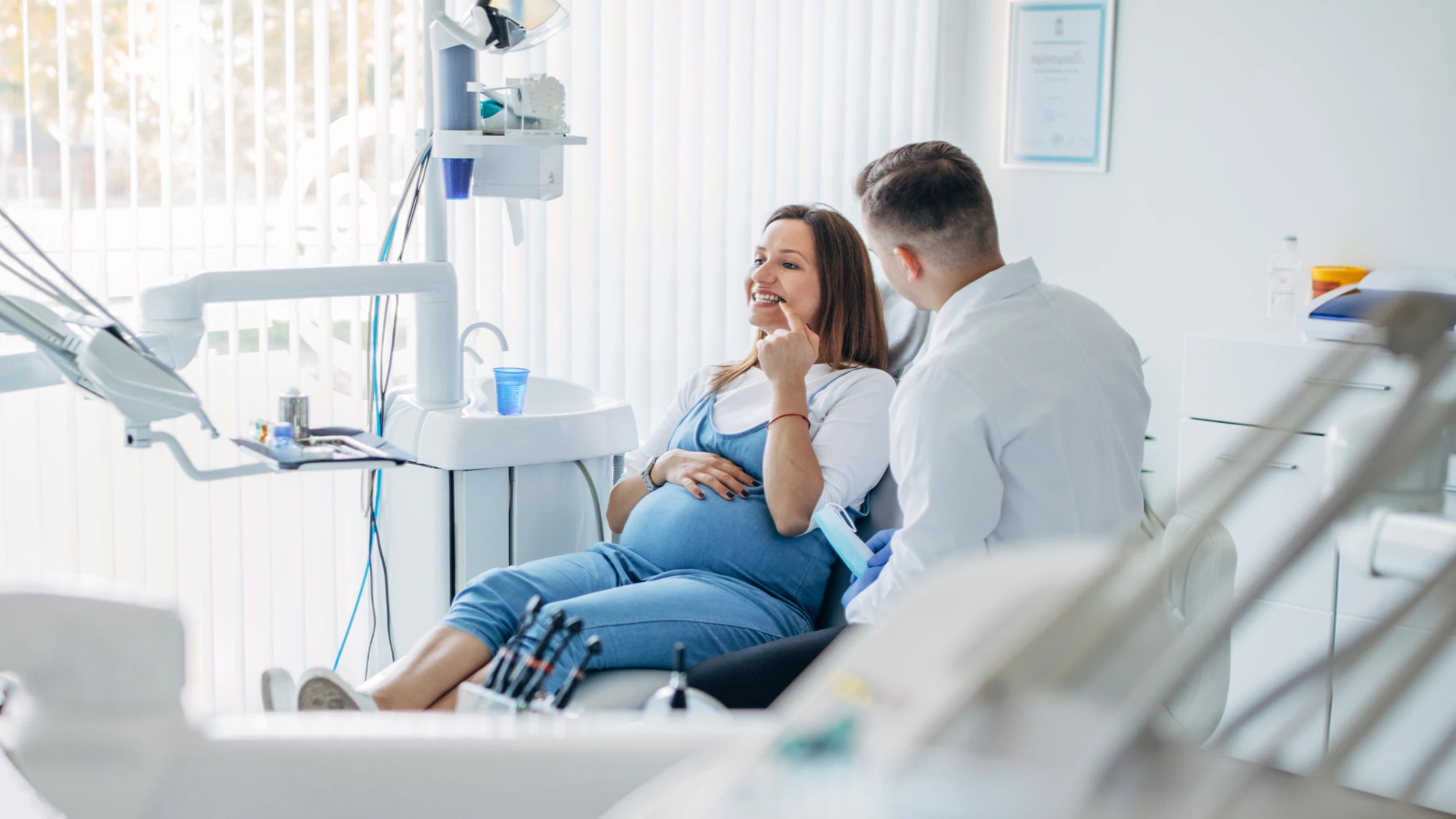 Una paciente conversa con su dentista